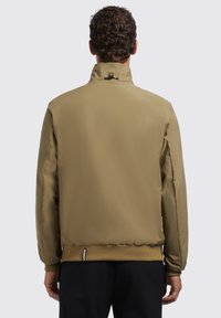 Khaki bomberjack met een hoge kraag, ribgebreide manchetten en zoom. Glad stoftextuur, met een detail van een lus op de rug voor aanpassing.