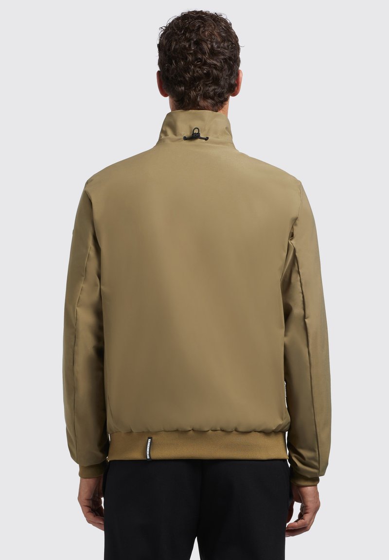 Veste bomber kaki avec un col haut, des poignets et un ourlet côtelés. Texture de tissu lisse, avec un détail de boucle à l'arrière pour un ajustement.