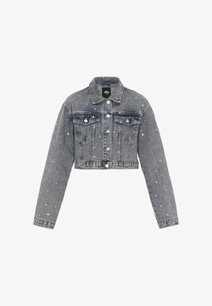 Šedá krátká džínová bunda s dlouhými rukávy, zapínáním na knoflíky, náprsními kapsami a rozptýlenými malými bílými skvrnami od barvy.