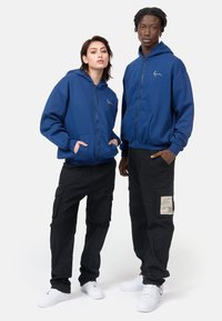Karl Kani CHEST SIGNATURE ESSENTIAL ZIP HOODIE UNISEX - Majica s kapuljačom i patentnim zatvaračem - blue
