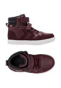 Sneaker mid-top bordeaux in materiali in pelle e scamosciata, con colletto imbottito, cinturino in velcro e suola in gomma strutturata. Accentuate da un dettaglio bandiera.