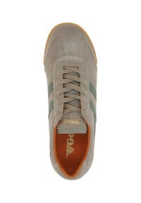 Zapatilla de ante gris claro con rayas verdes, cordones texturizados, forro interior naranja y suela de goma. Detalle de logo dorado en la lengüeta.