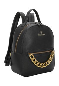 Zaino in pelle nera dal design arrotondato, superficie strutturata, dettaglio con catena dorata sulla tasca frontale e chiusura con doppia cerniera.