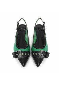 Zapatos slingback verdes y negros con punteras puntiagudas, acabado brillante y detalles de hebilla. Presentan lados recortados y acentos contrastantes.