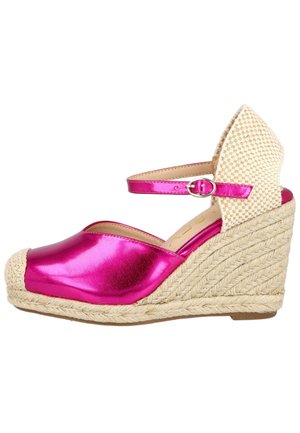 Sandalia espadrille con cuña, parte frontal metálica rosa, tacón beige tejido, tira en el tobillo y suela plataforma de yute trenzado.