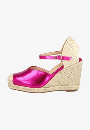 Sandalia espadrille con cuña, parte frontal metálica rosa, tacón beige tejido, tira en el tobillo y suela plataforma de yute trenzado.