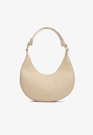 Sac à main en cuir beige avec une forme courbée, une seule bandoulière et un logo embouti. Texture lisse avec une fermeture éclair.