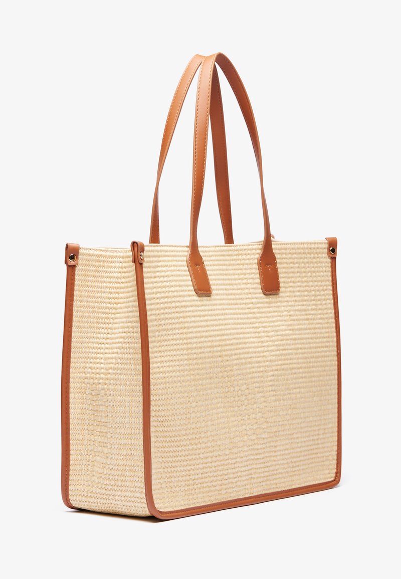 Borsa a tracolla in paglia intrecciata con dettagli e manici in pelle color beige chiaro, forma rettangolare, texture liscia, con una silhouette strutturata.