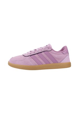 Zapatilla baja Lilac Adidas con parte superior de ante, tres rayas laterales, cordones delanteros y suela de goma color goma, vista de perfil lateral.