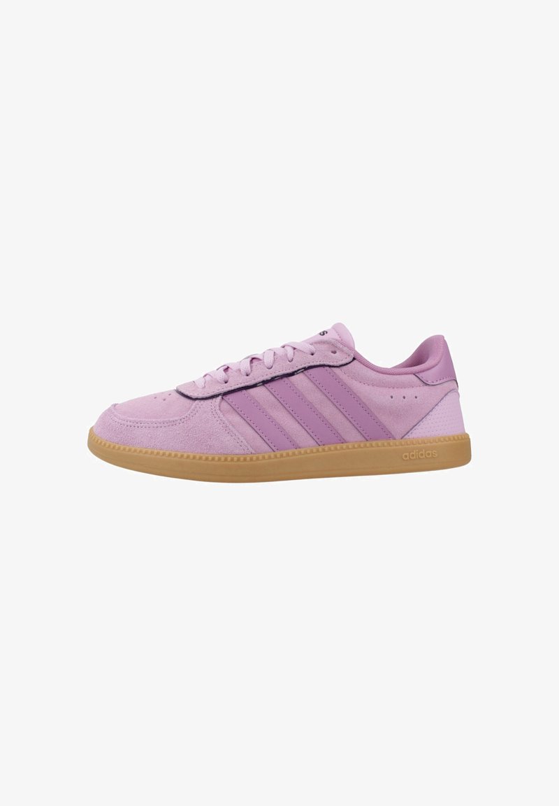 Lila Adidas Low-Top-Sneaker mit Wildlederoberseite, drei Seitenstreifen, vorderer Schnürung und Gummisohle, seitlich dargestellt.