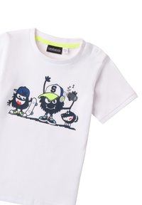 Camiseta de algodón blanca con mangas cortas, que presenta personajes de dibujos animados en negro, azul y verde, sosteniendo patinetas y notas musicales.