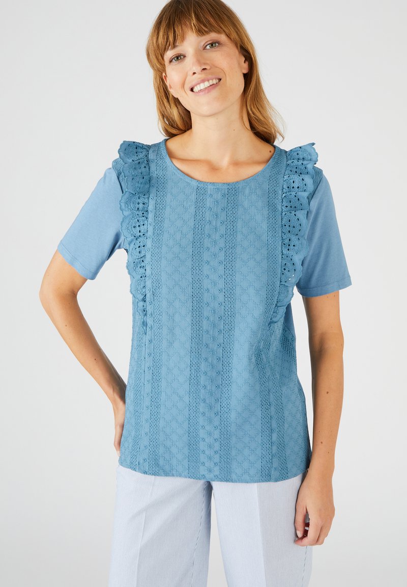 Lichtblauw top met korte mouwen, afgewerkt met textuurdetails en geborduurde patronen aan de voorkant. Glad materiaal, ronde halslijn, casual pasvorm.