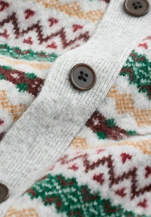 Svetrový cardigan s typickým zapínaním, šedý, pletený s rôznymi vzormi v červenej, zelenej a zlatej farbe. Má hnedé gombíky a mäkkú, textúrovanú vlnu.