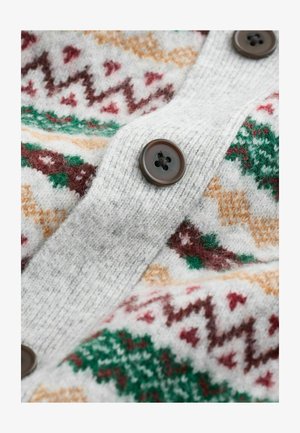Svetrový cardigan s typickým zapínaním, šedý, pletený s rôznymi vzormi v červenej, zelenej a zlatej farbe. Má hnedé gombíky a mäkkú, textúrovanú vlnu.