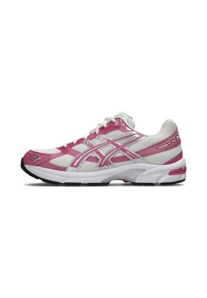 Weißer und rosa Laufschuh mit Mesh-Obermaterial, gedämpfter Sohle und gebrandeten Seitenstreifen, seitlich gezeigt.