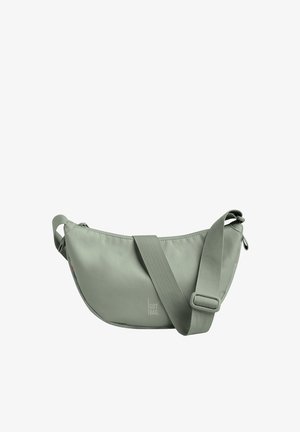 Jasnozielona torebka na ramię w kształcie półksiężyca z regulowanym szerokim paskiem i zamkiem błyskawicznym, z małym logo "Got Bag" na przedniej stronie.