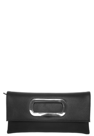 Pochette rectangulaire noire avec une grande poignée ovale argentée découpée sur le rabat avant, présentée sur fond blanc.