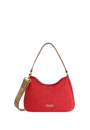 Borsa intrecciata rossa con cima curva, manico in pelle color cuoio, tracolla staccabile e logo dorato del marchio nella parte frontale al centro.