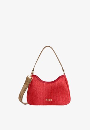 Borsa intrecciata rossa con cima curva, manico in pelle color cuoio, tracolla staccabile e logo dorato del marchio nella parte frontale al centro.