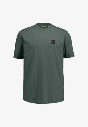 Rövid ujjú, kerek nyakú sötétzöld póló kis fekete és narancssárga logófolttal a bal mellrészen.