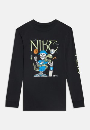 Czarna koszula z długim rękawem z kreskówkowym szkieletem w niebieskim sprzęcie Nike, trzymająca piłkę do koszykówki, kij do krykieta i węża, z nietoperzami i pająkami wokół.