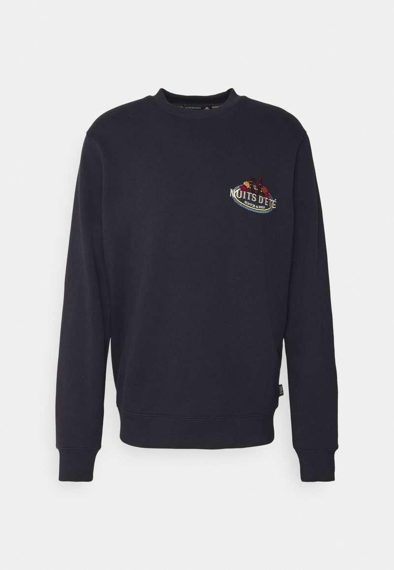 Sweatshirt noir à col rond avec manches longues, comportant un petit logo brodé coloré et le texte "NUITS D'ETE" sur le côté gauche de la poitrine.