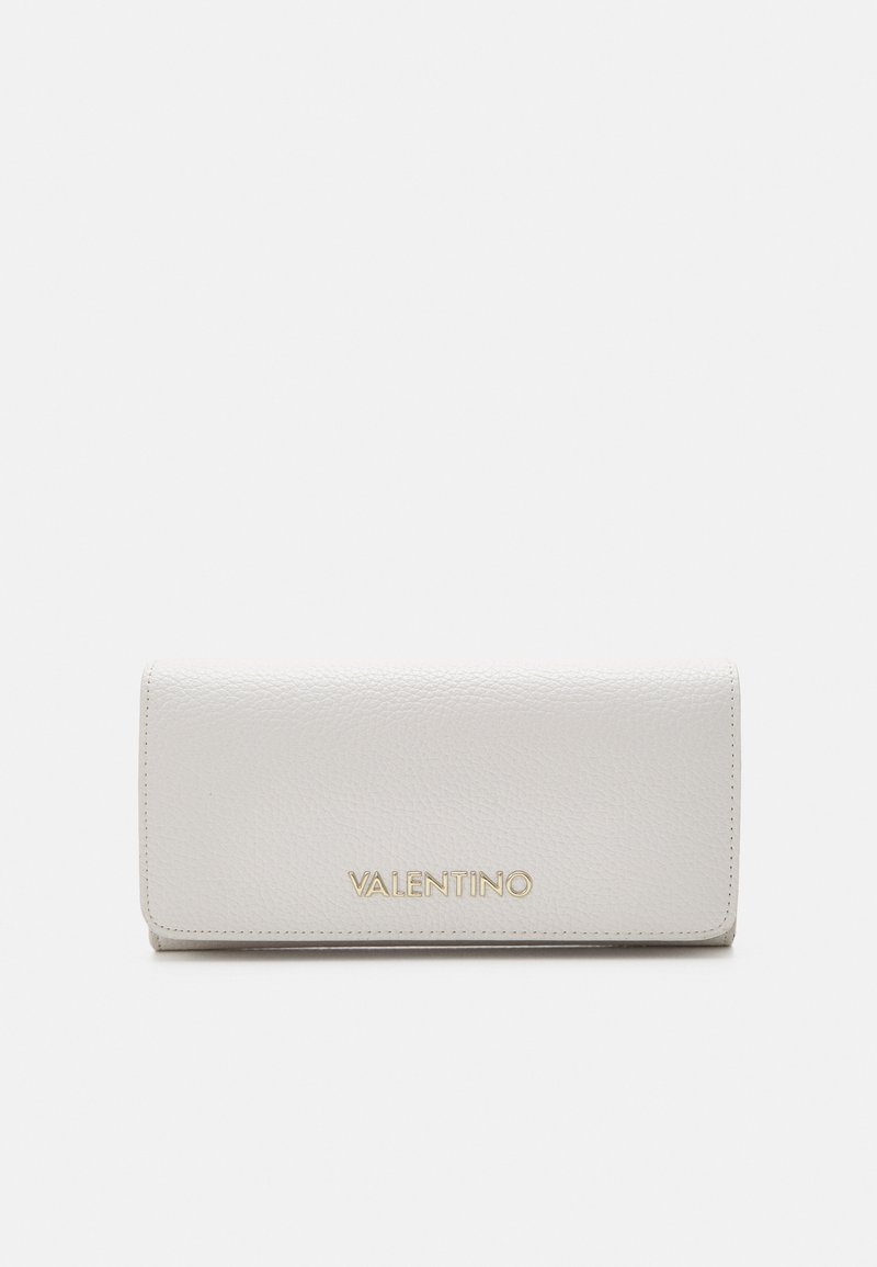 Valentino läderplånbok i ljusgrått, med en texturerad yta och guld-logotyp. Kompakt rektangulär form med sydda kanter.