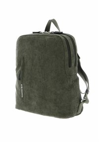 Sac à dos en velours côtelé vert avec deux compartiments zippés, des côtes texturées, une poche latérale et des bretelles réglables. Orné d'un détail logo.