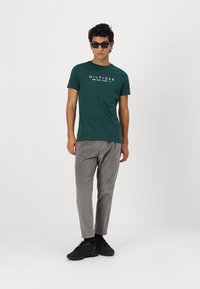 Tommy Hilfiger NEW YORK TEE - Apdrukāts T-krekls - ornamental green