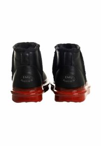 Schwarze Leder Stiefel knöchelhoch mit hohem Kragen, ausgestattet mit einer roten durchsichtigen Sohle und Markenlabels an der Rückseite. Glatte Textur, enganliegende Passform.