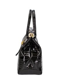 Borsa a mano in pelle verniciata nera con forma strutturata, dotata di chiusura dorata e due manici superiori. Motivo in finta pelle di coccodrillo su tutta la superficie.