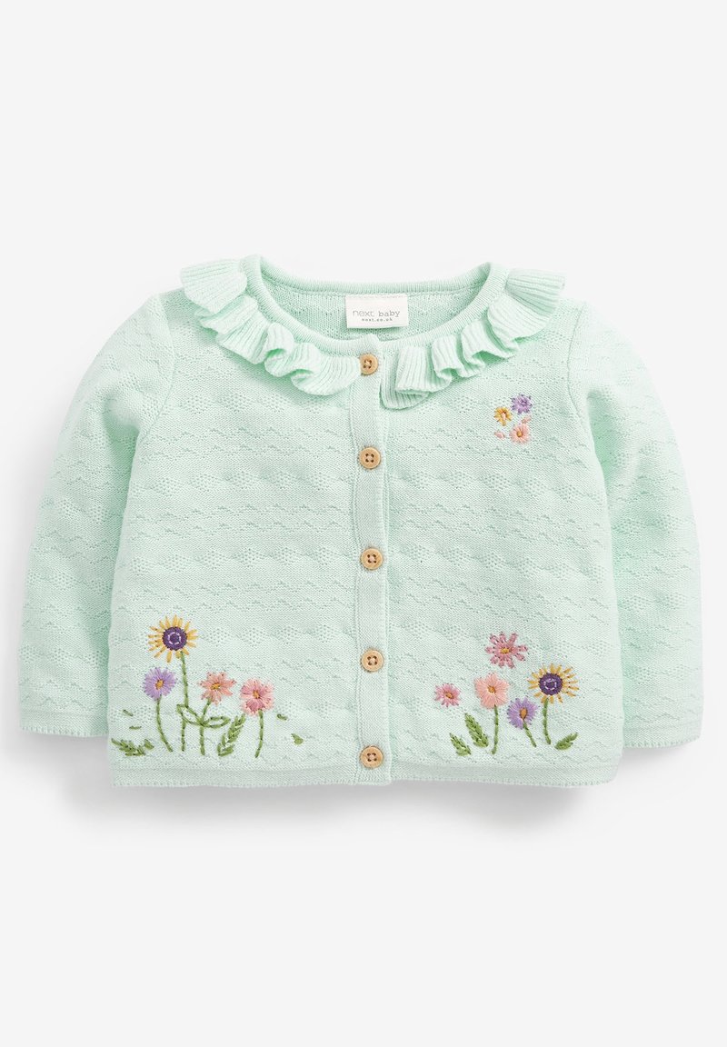 Cardigan bébé vert menthe clair avec boutons en bois, col volanté et fleurs colorées brodées sur le devant et près de l'épaule.