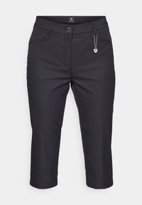 Čierne skrátené nohavice s hladkým povrchom, predné vrecká, kovové zapínanie na gombík a dekoratívny reťazový detail na páse.