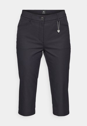 Pantaloni cropped neri con una texture liscia, tasche frontali, chiusura con bottone metallico e dettaglio decorativo a catena sulla vita.