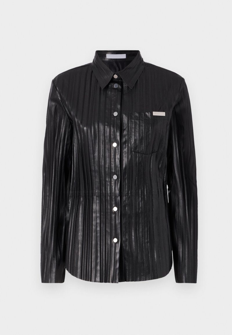 Chemise noire brillante avec texture à côtes verticales, manches longues, col pointu, fermeture à boutons sur le devant et petite poche poitrine.