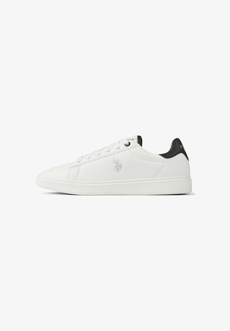 Baskets basses blanches avec lacets blancs, logo en relief subtil sur le côté et détail de languette de talon noire.