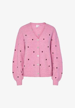 Růžový pletený cardigan s výstřihem do V, zapínáním na knoflíky a černými vzory srdcí rozptýlenými po látce. Má nabírané rukávy.