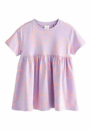 Robe lilas à manches courtes pour tout-petit avec des imprimés de fleurs orange souriantes et une taille froncée sur fond blanc.