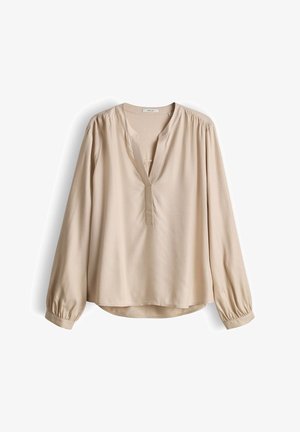 Beige blouse met een V-hals, lange mouwen en gerimpelde schouders. Gemaakt van gladde stof, met een knooploze voorkant en een afgeronde zoom.
