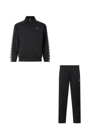 Czarna bluza sportowa na zamek z logo na klatce piersiowej i paskami z logo na rękawach, zestawiona z czarnymi spodniami sportowymi z małym logo na udzie.