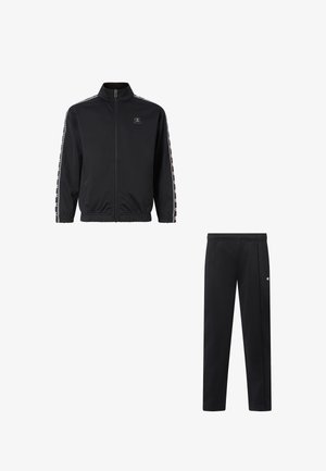 Zwarte trainingsjack met ritssluiting en logo op de borst, met mouwen voorzien van logostrepen, gecombineerd met zwarte trainingsbroek met een klein logo op de dij.
