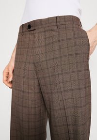 AllSaints HOBART TROUSER - Stoffhose - stone white