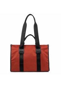 Grande borsa tote rossa con manici in tessuto nero, dotata di chiusura con zip e dettagli in pelle nera sulle cinghie. Texture liscia.