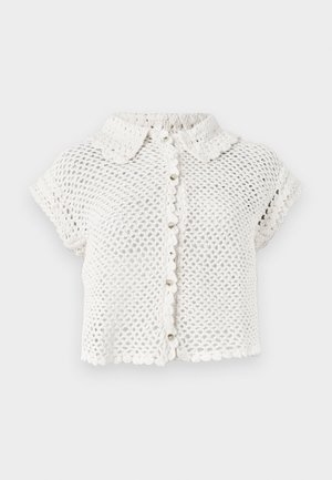 Bluză albă din tricot croșetat, cu mâneci scurte, guler cu margini ondulate și închidere cu butoane, având butoane rotunde asemănătoare perlelor. Design texturat cu plasă deschisă.