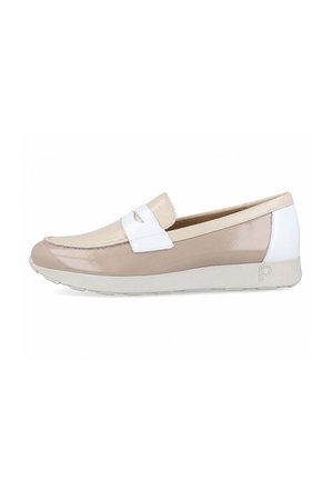 Mocasín beige y blanco de cuero tipo slip-on con suela plana de goma y detalle de tira blanca en la parte superior.