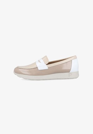 Mocasín beige y blanco de cuero tipo slip-on con suela plana de goma y detalle de tira blanca en la parte superior.