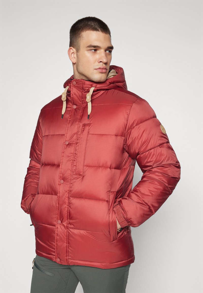 Rote Daunenjacke mit strukturierter Oberfläche, mit Kapuze, Knopfverschlüssen, zwei Seitentaschen und beigen Kordeln.