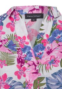 Bloemige overhemd met een witte achtergrond en grote roze, paarse en blauwe bloemen. Linnen textuur met een subtiele kraag en knoopsluiting.