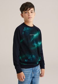 Felpa blu navy con stampa galaxia in verde e blu, con collo rotondo e polsini a coste. La scritta recita "ESPLORA L'UNIVERSO."