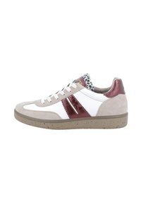 Sneaker basse con pelle bianca, sovrapposizioni in suede beige, dettagli metallici color porpora sui lati, lacci bianchi, suola beige maculata e rivestimento della linguetta in stampa leopardata.